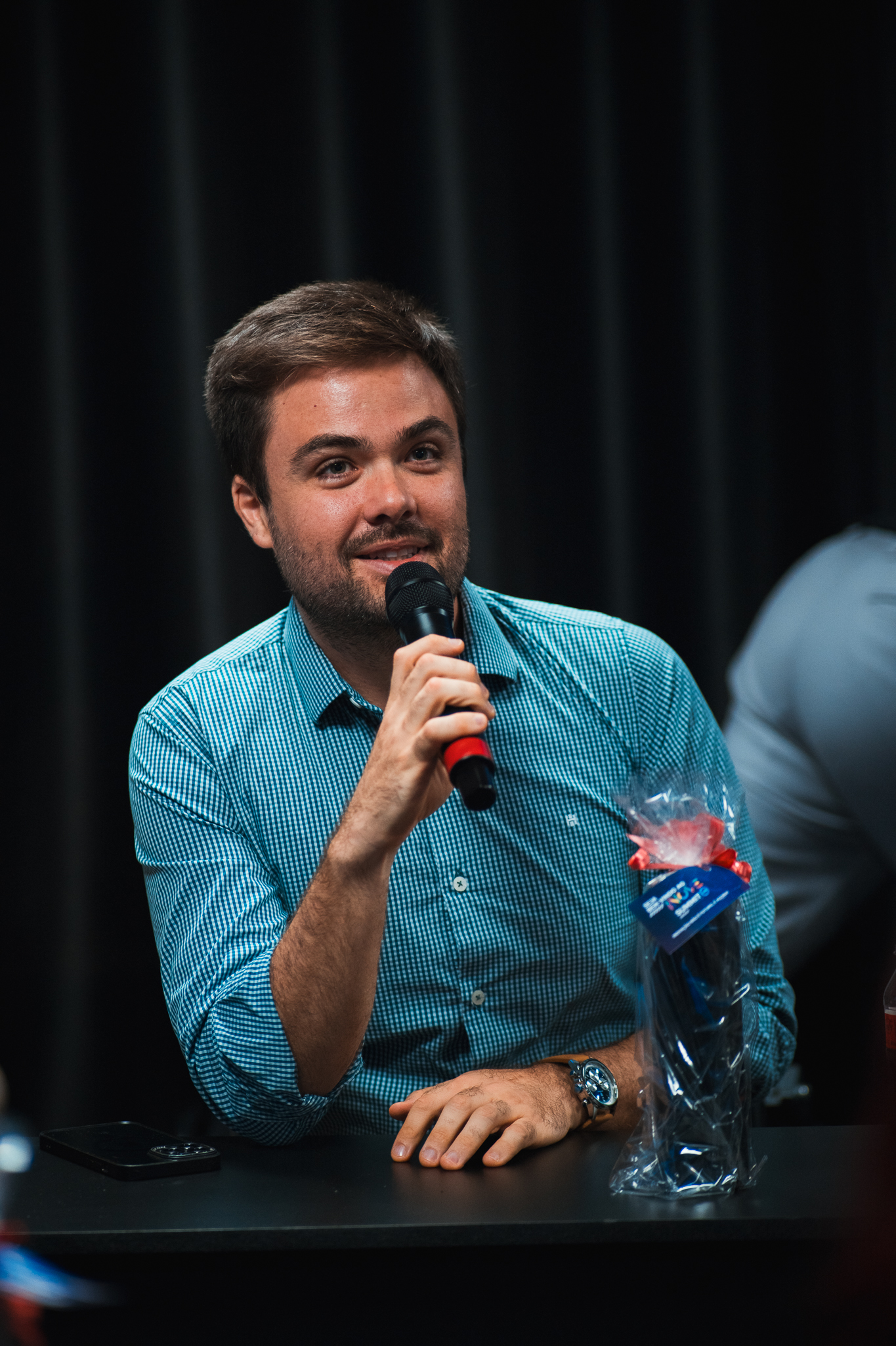 Minoru Raphael respondendo uma pergunta